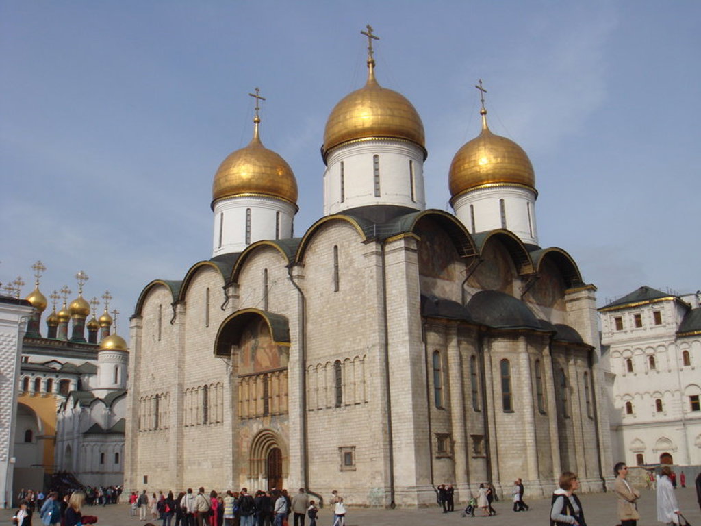 Kathedraal met gouden koepels in het Kremlin van Moskou, hoogtepunten van een groepsrondreis door Rusland.