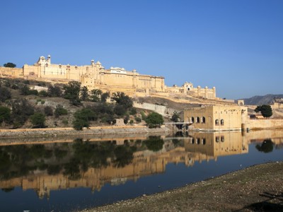 Amber Fort in Jaipur weerspiegeld in het water tijdens de route India en Nepal, 21 dagen.