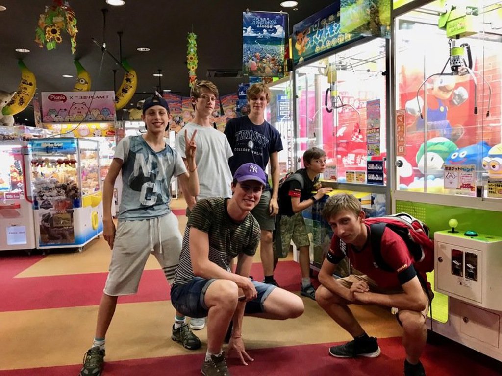 Gezin op de fiets in Japan tijdens een familiereis.
