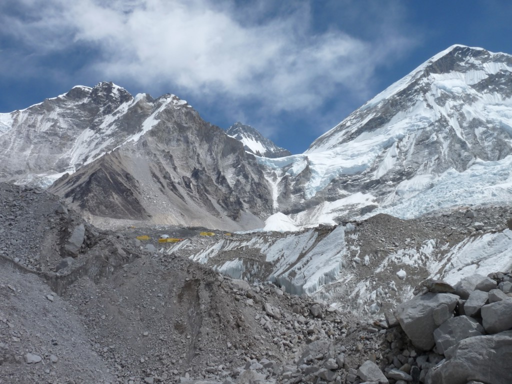 Uitzicht op de Everest met gletsjer en rotsachtig landschap tijdens de groepsrondreis Nepal Everest.