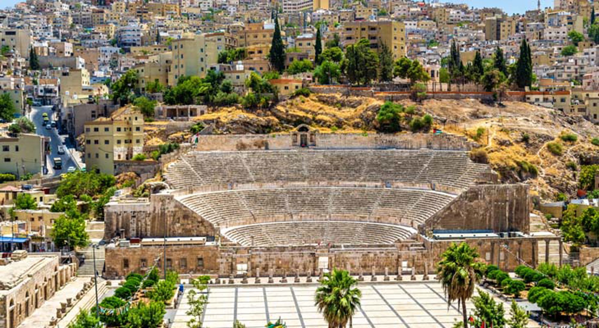 Romeins theater Amman Jordanië Panorama van Amman met de skyline en de Koning Abdullah I-moskee in Jordanië.