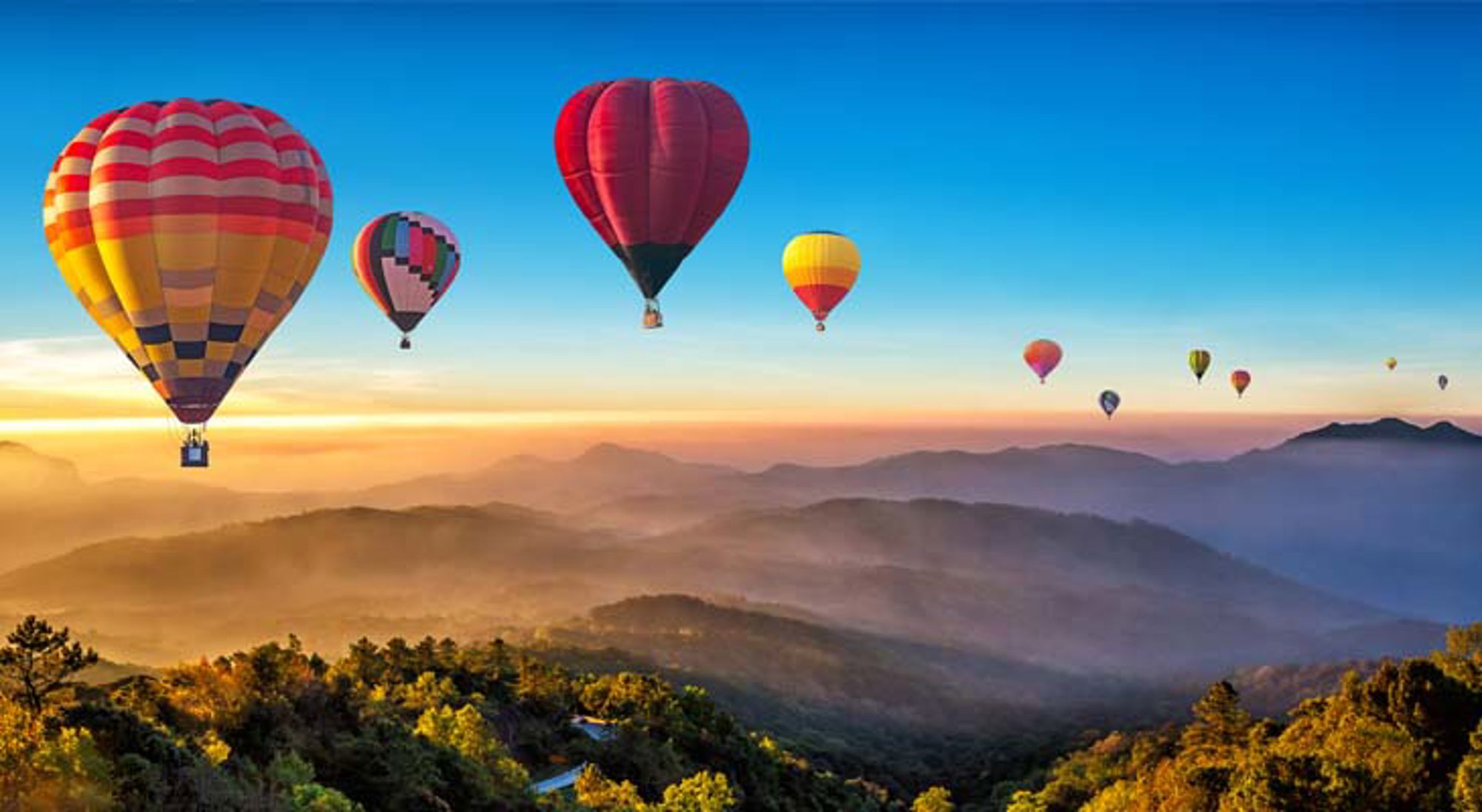 Heteluchtballonnen stijgen op boven Thailand bij zonsopkomst.