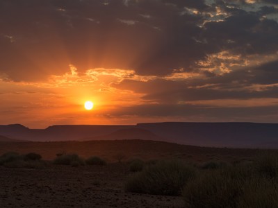 Zonsondergang boven het ruige landschap van Namibië tijdens de Route Namibië rondreis.