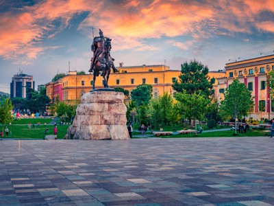 Ruiterstandbeeld op Skanderbegplein in Tirana bij zonsondergang, Route Zuidoost Europa.