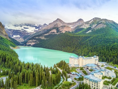 Fairmont Chateau Lake Louise aan turquoise Lake Louise in de Rocky Mountains, Route Canada.