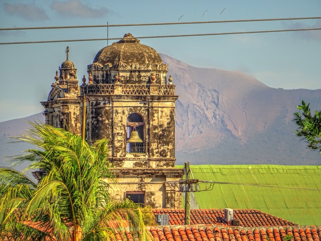 Kerktoren van de kathedraal in León met de vulkaan Momotombo op de achtergrond, Nicaragua.