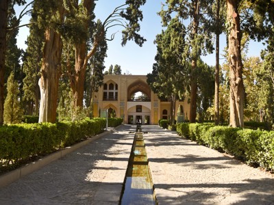 Lommerrijke tuinlaan met waterkanaal naar historisch paviljoen in Iran tijdens de Route Iran, 14 dagen.