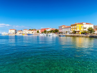 Haven van Poreč in Kroatië met kleurrijke huizen en boten aan de kade.