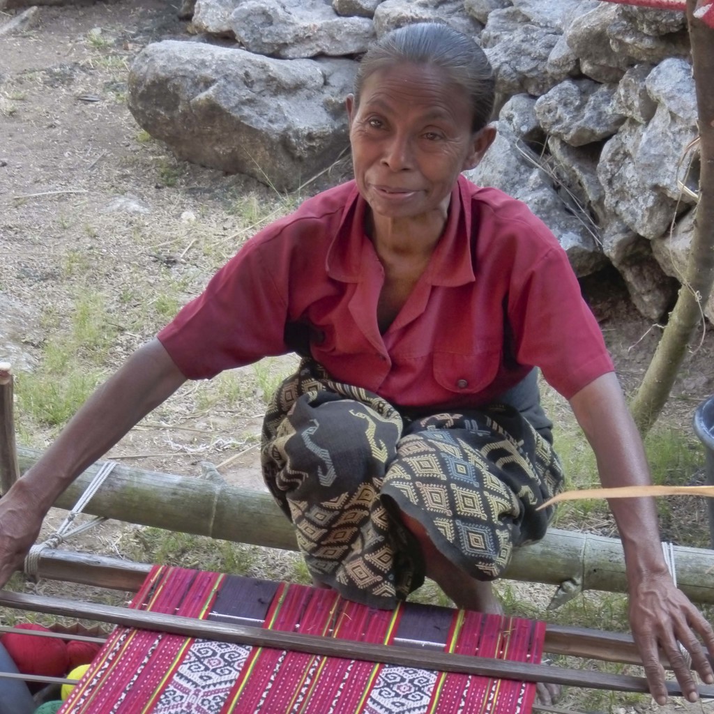 Vrouw weeft traditioneel textiel op Timor tijdens rondreis Timor, Sumba & Bali.