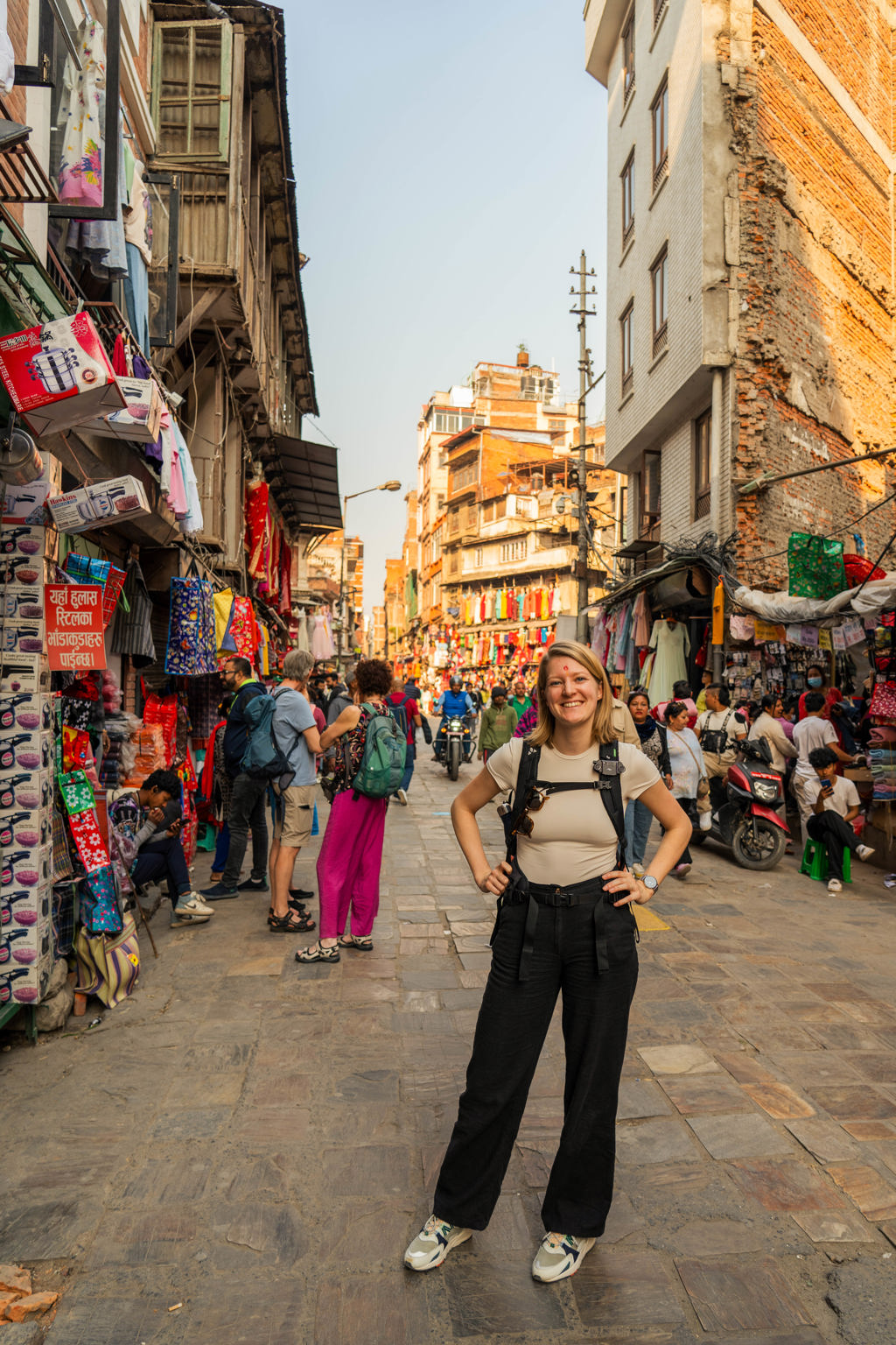 Reiziger in een drukke winkelstraat in Kathmandu tijdens een 22-35ers reis Nepal.