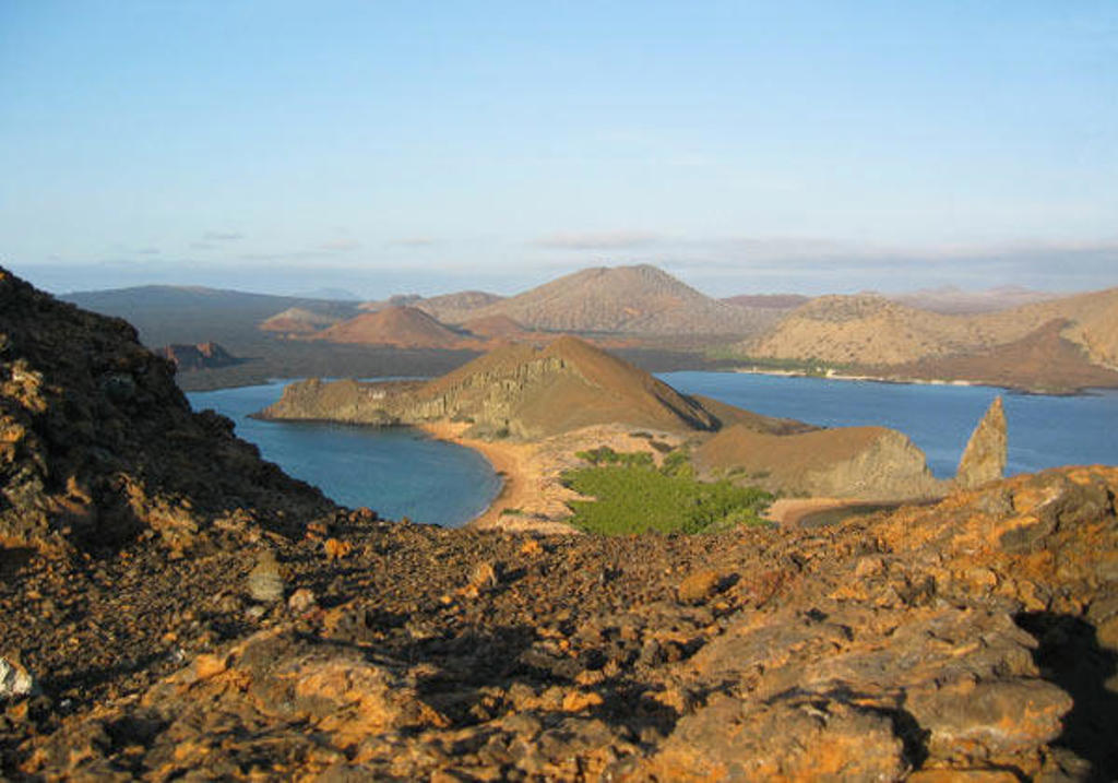 Uitzicht over vulkanisch landschap en baaien op de Galapagoseilanden tijdens een groepsrondreis.