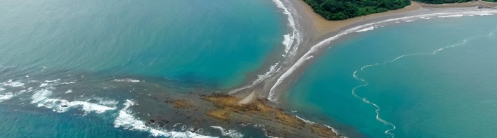 het walvisstaartvormige zandbankstrand in Parque Nacional Marino Ballena, Costa Rica.