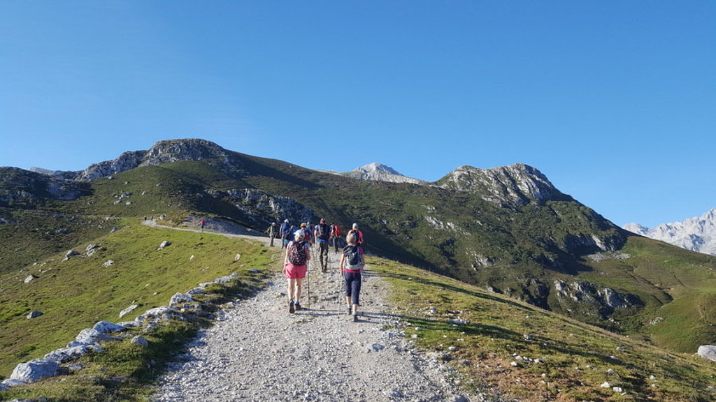 Wandelaars op bergpad in de Picos de Europa tijdens wandelvakantie in Spanje.