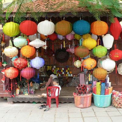 Kraam met kleurrijke Vietnamese lampionnen op een markt tijdens groepsrondreis Vietnam kort.