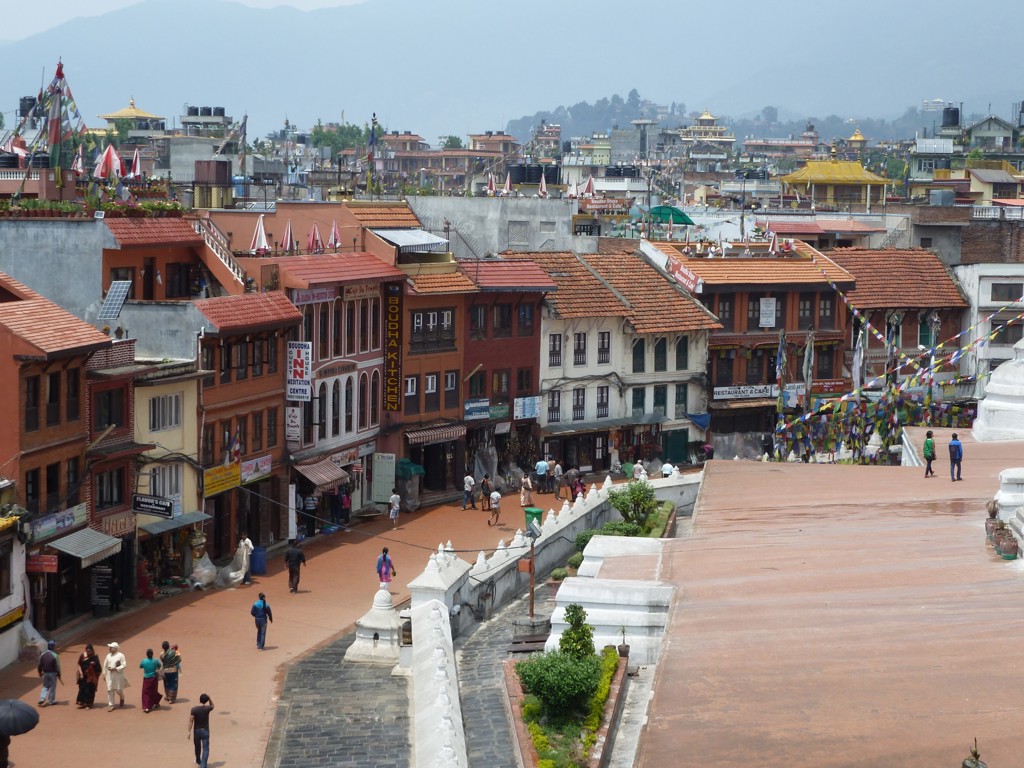 Uitzicht op het Boudhanath-gebied in Kathmandu met kleurrijke gebedsvlaggen en tempeldaken, Nepal.