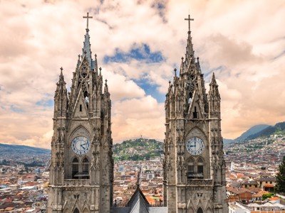 Twee klokkentorens van de Basiliek del Voto Nacional met uitzicht over Quito, Ecuador.