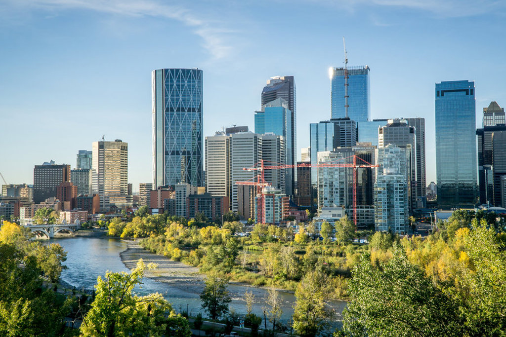 Skyline van Calgary aan de Bow River, stop tijdens groepsrondreis Verenigde Staten Noordwest.