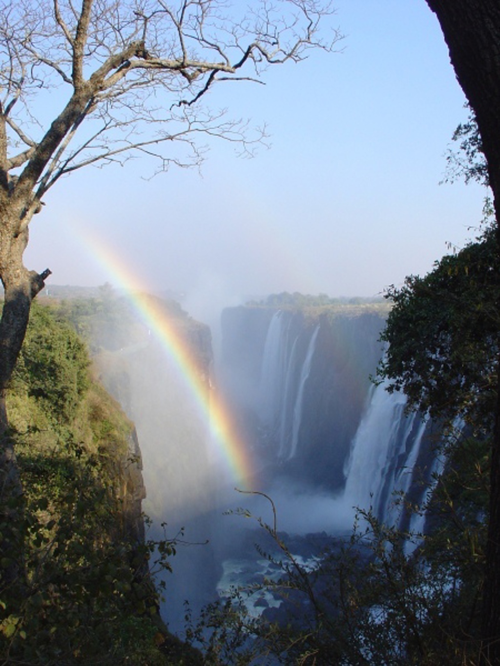 Regenboog boven de Victoria Falls tijdens groepsrondreis Zuidelijk Afrika kampeerreis.