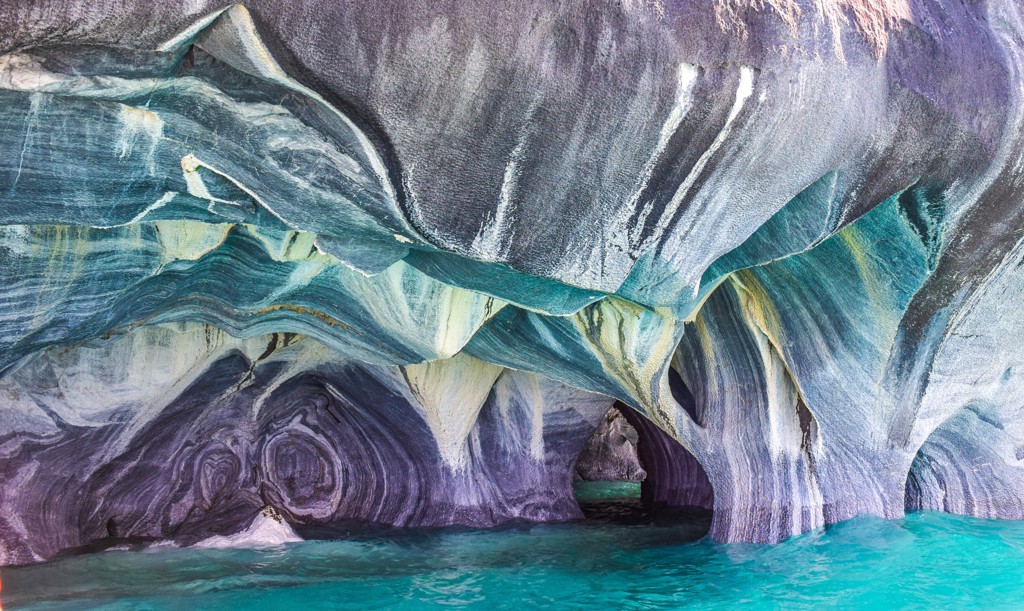 Marmeren grotten met turquoise water in Patagonië, Argentinië.