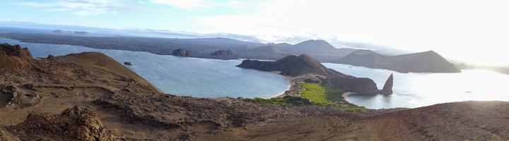 Panorama van vulkanische heuvels en baaien bij Pinnacle Rock op de Galapagos-eilanden.