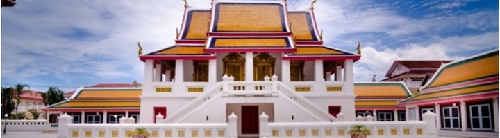 Thaise tempel met goudkleurig dak en witte trap, een hoogtepunt van een familiereis in Thailand.