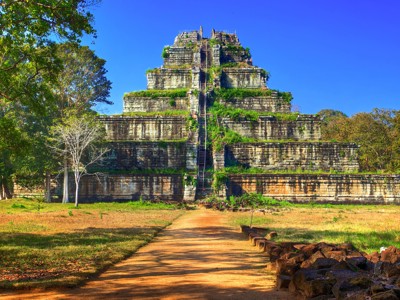 Piramidevormige tempel Koh Ker in Cambodja, omringd door bos en een zandpad naar de trap.