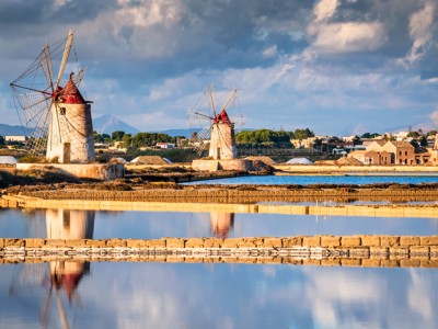 Traditionele zoutmolen bij de zoutpannen van Trapani, West-Sicilië.