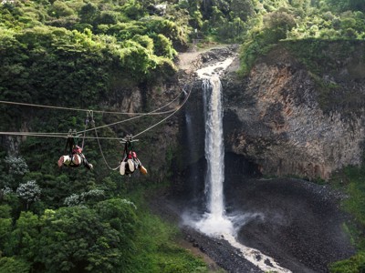 Ziplinen over een ravijn bij de waterval Pailón del Diablo in Ecuador.