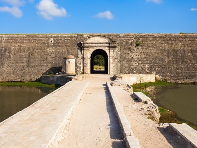 Toegangspoort van Fort Galle met brug over de gracht, Sri Lanka.