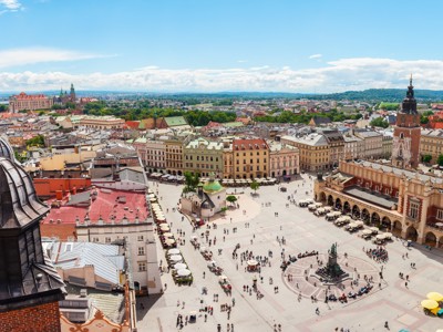 Panorama over de Grote Markt in Krakau met de Lakenhal en de Mariakerk, route Centraal Europa.