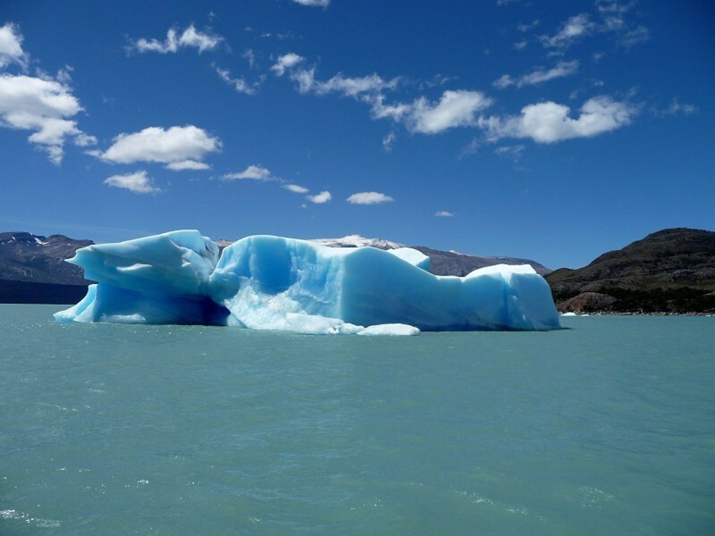 Drijvende ijsberg in een blauw gletsjermeer in Argentinië, tijdens een groepsrondreis.