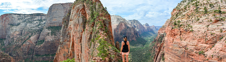Wandelaar op Angels Landing met uitzicht over Zion National Park en de canyon.