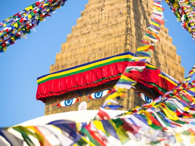 Boudhanath-stoepa in Kathmandu met kleurrijke gebedsvlaggen en Boeddha-ogen, Nepal.