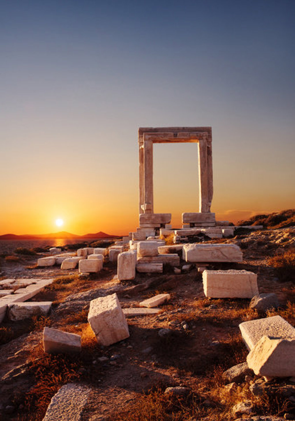 Portara-tempelpoort op Naxos bij zonsondergang, Griekenland.
