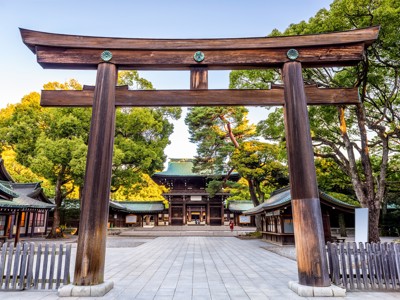 Houten torii-poort bij een Japanse shinto-schrijn, onderdeel van de route door Japan.