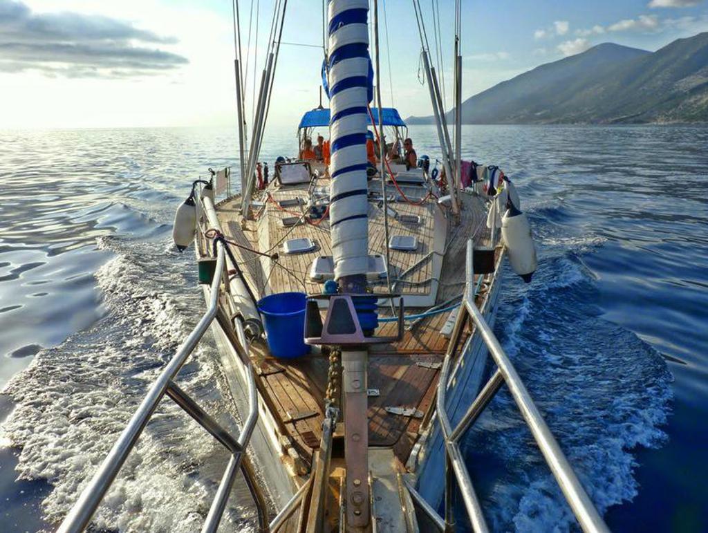 Varen in een zeilboot op zee tijdens een familiereis in Griekenland in de meivakantie.