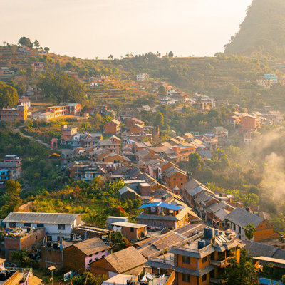 Heuveldorp met terrassen en huizen langs de Annapurna Basecamp-trek in Nepal, bij zonsopkomst.