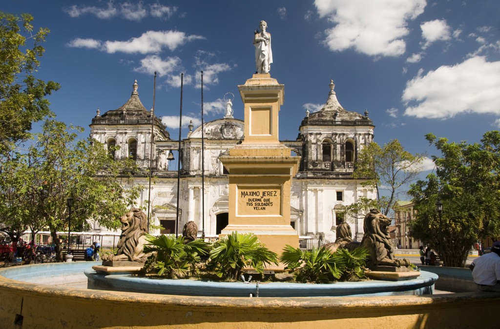 Standbeeld van Maximo Jerez op een fontein in León, Nicaragua, met de kathedraal op de achtergrond.