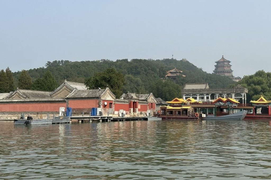Zomerpaleis in Beijing aan het Kunmingmeer, met traditionele gebouwen en boot tijdens de groepsrondreis China.