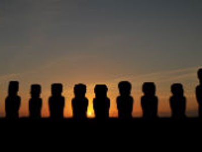 Silhouetten van Moai-beelden op Paaseiland bij zonsondergang tijdens Route 2 van de Festivalreis.