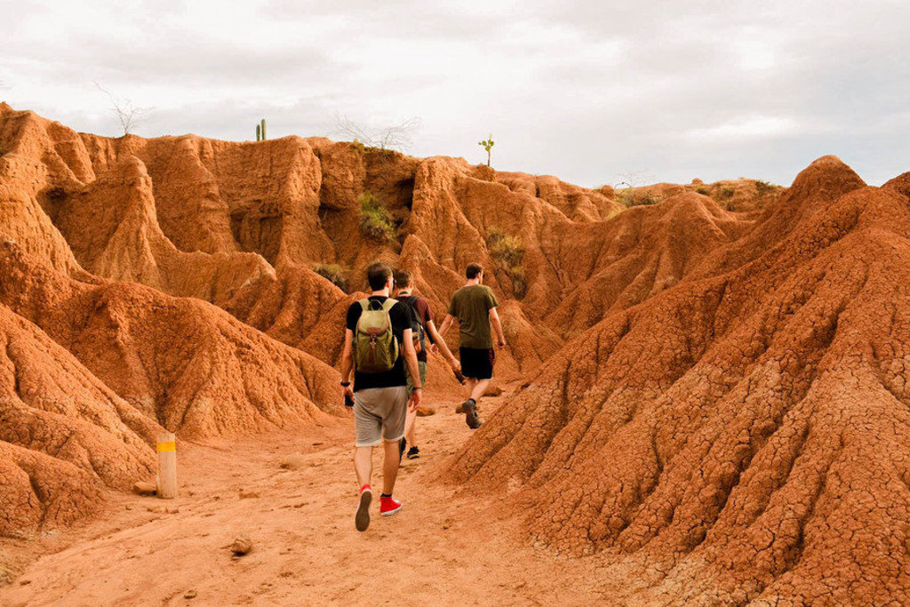 22-35ers wandelen door het rode woestijnlandschap van de Tatacoa-woestijn in Colombia.