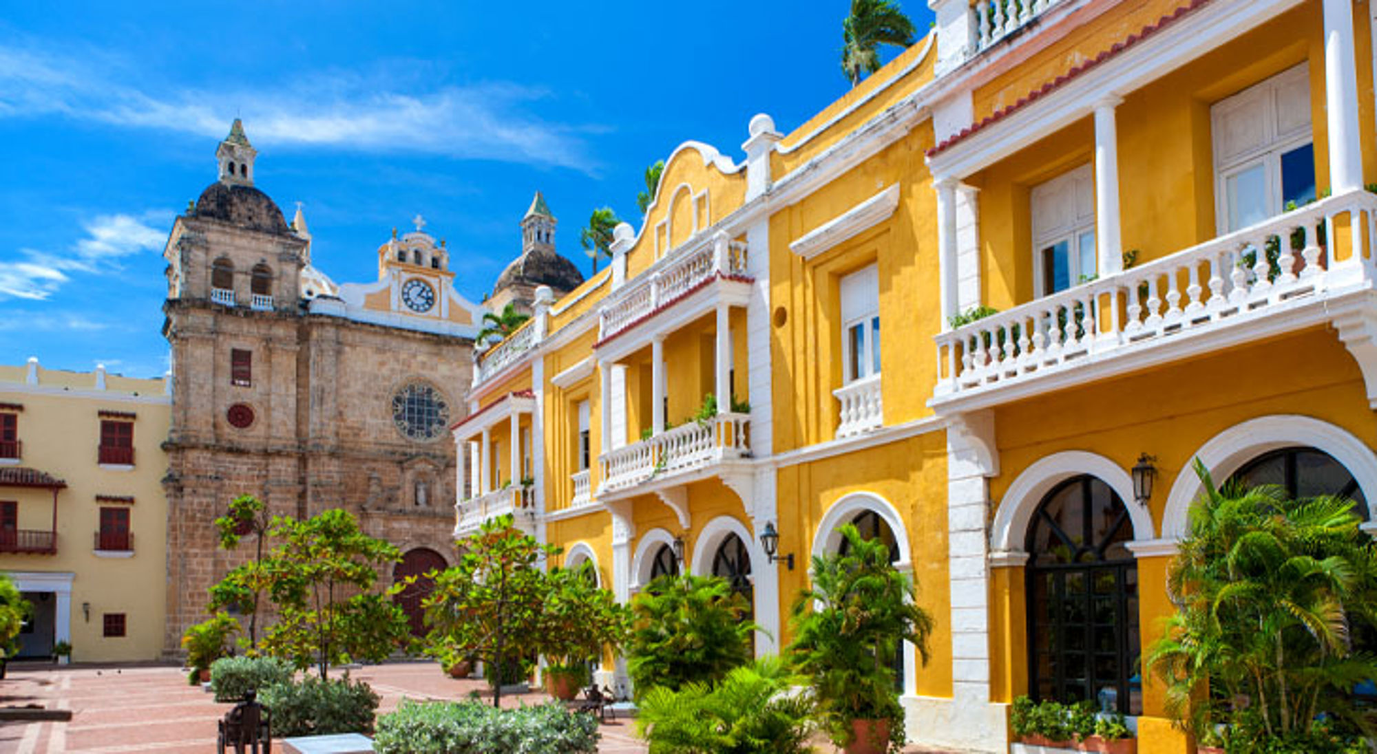 Cartagena Gele gevels en de kathedraal aan Plaza de la Aduana in Cartagena, Colombia.