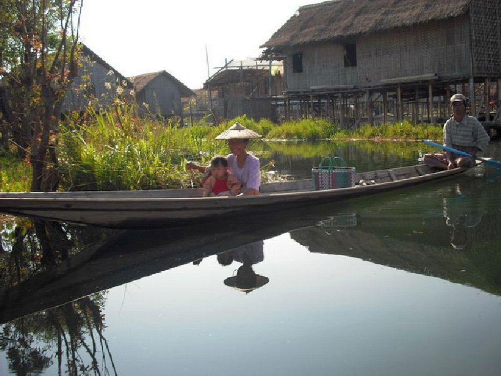 Boottocht langs paalwoningen op Inle Lake tijdens familiereis Myanmar.