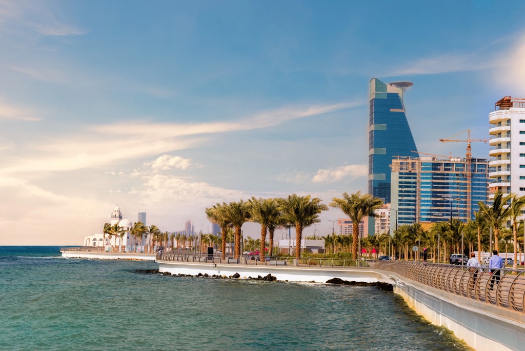 Jeddah Corniche aan de Rode Zee met palmen, boulevard en moderne skyline, Saoedi-Arabië.