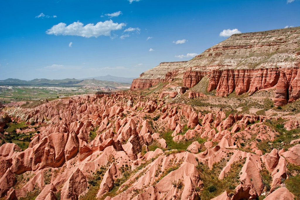 Roodkleurige rotsformaties en valleien in Cappadocië, Turkije, tijdens een wandelvakantie.