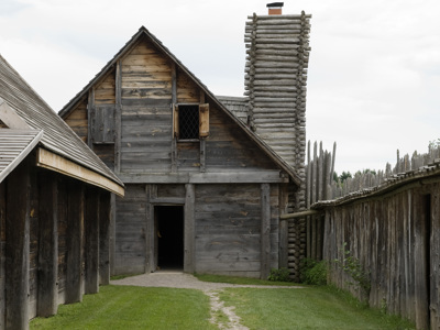 Houten fort met poort en palissade in Oost-Canada tijdens de 12-daagse route.