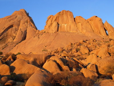 Rotsformaties in de Spitzkoppe bij zonsondergang, op de route Victoria Falls - Windhoek.