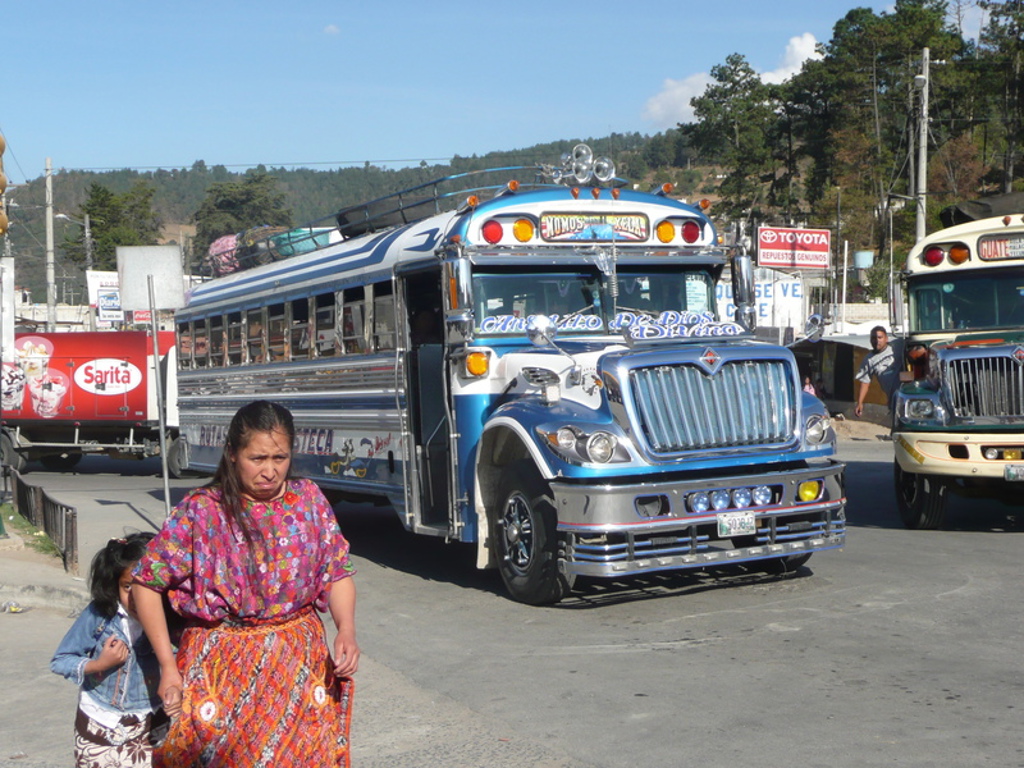 Kleurrijke bus op straat in Guatemala, tijdens groepsrondreis Guatemala en Copán.