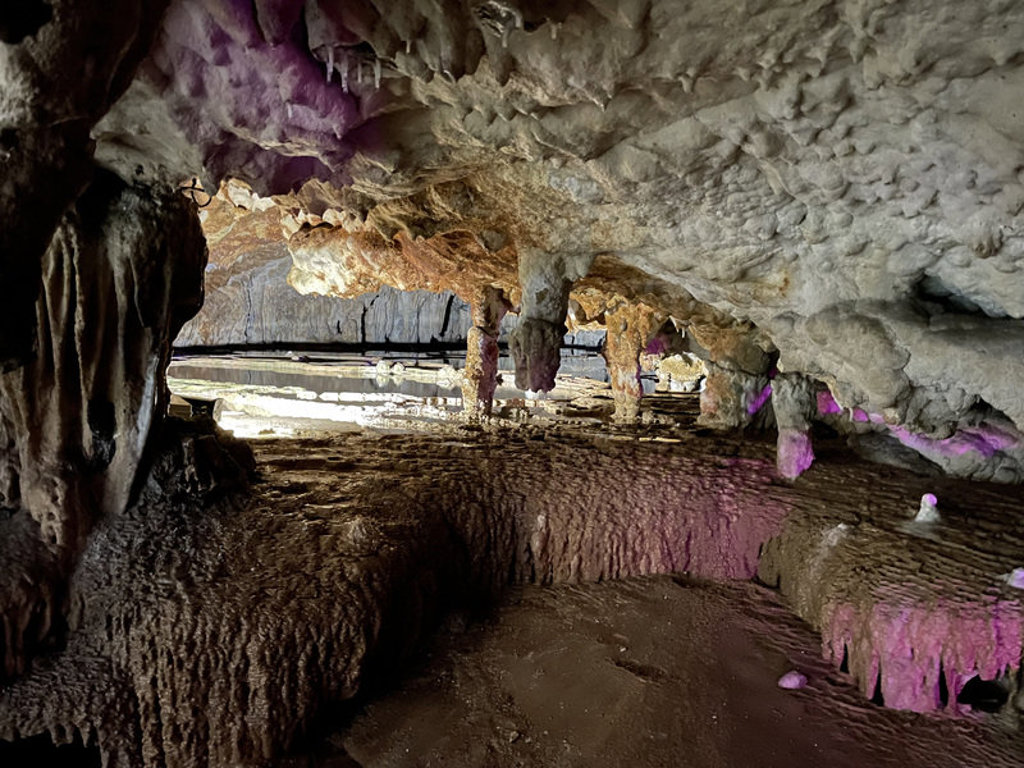 Grotten en druipsteenformaties in Zuid-Italië tijdens de groepsrondreis langs Amalfikust, Cilento en Sicilië.