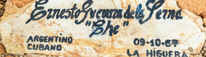 Gedenksteen met tekst “Ernesto Guevara de la Serna ‘Che’” in La Higuera, onderdeel van de Che Guevara route.